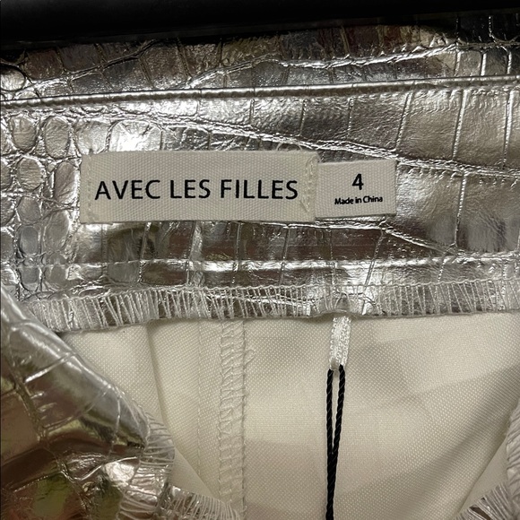 Avec Les Filles Women's Silver Croc Embossed Flare Leg Pants
Size 4 NWT - Picture 10 of 10